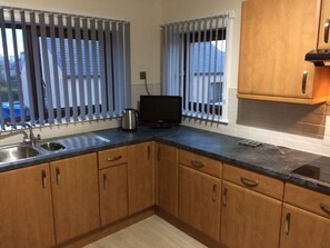 Private kitchen - Detached 3 Bedroom cottage 30 minute walk to stornoway town centre (Stornoway)