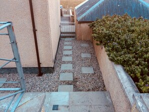 Property grounds - Detached 3 Bedroom cottage 30 minute walk to stornoway town centre (Stornoway)