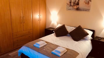 3 makuuhuonetta, silitysrauta/-lauta, vauvan matkasänky, internet