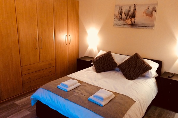 3 quartos, ferros/tábuas de passar roupa, berço de viagem