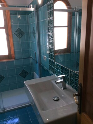 Douche, sèche-cheveux, bidet, serviettes fournies