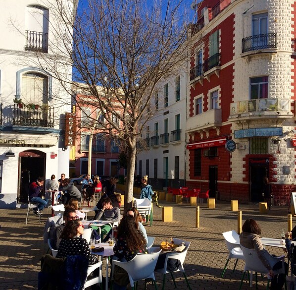 Outdoor dining - NEW APARTMENT ALAMEDA DE HERCULES (SEVILLA)