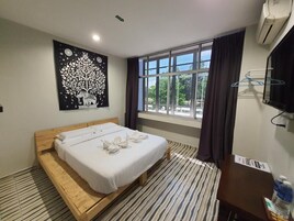 Escritorio, tabla de planchar con plancha y wifi gratis 