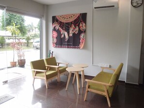 Lobby sitting area - De Chukai Hotel (Chukai)