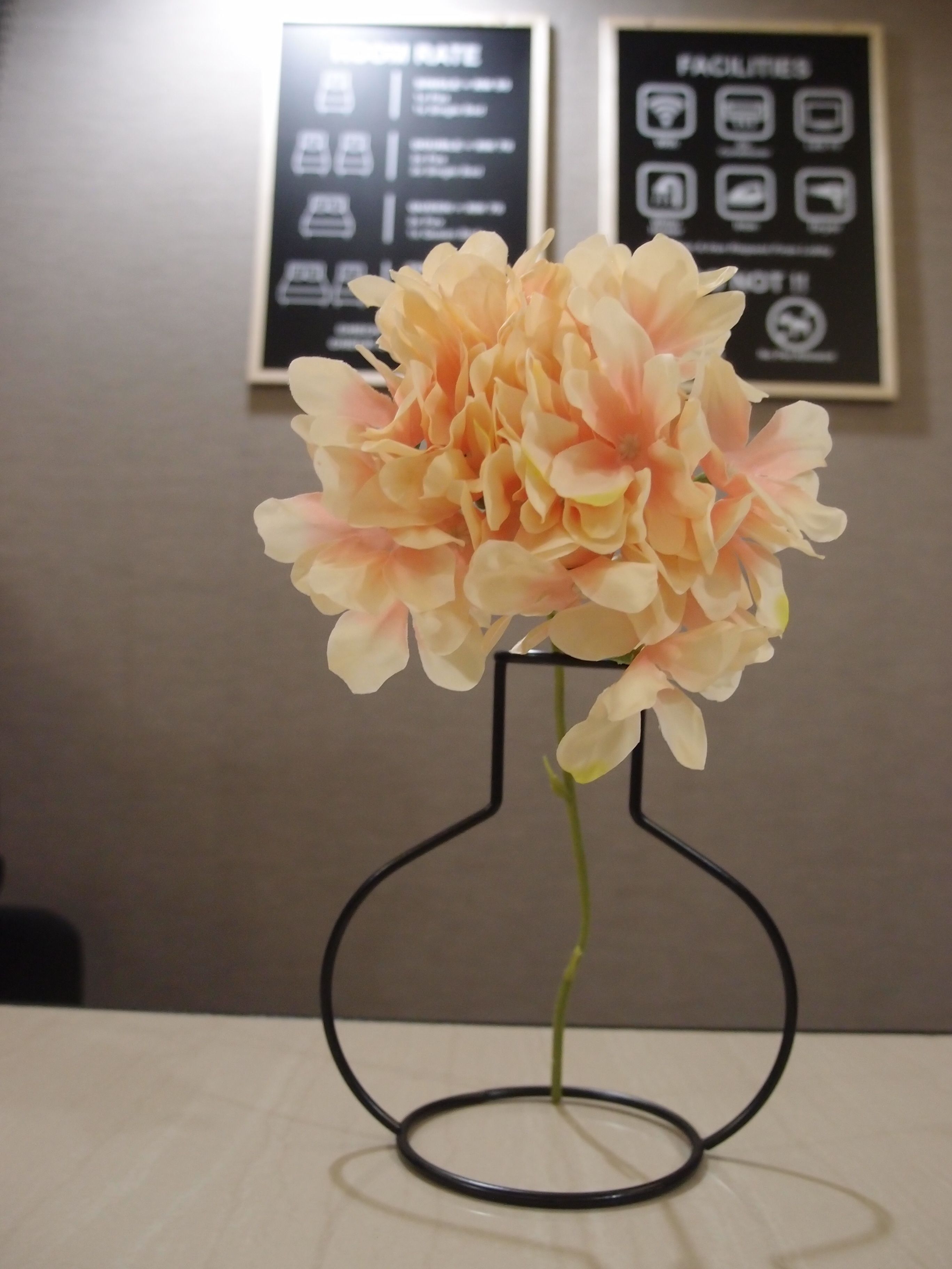 En vase med blomsterarrangement på et bord.