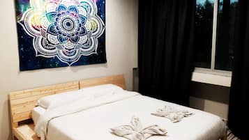 Queen Room | Desk, iron/ironing board, free WiFi