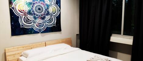 Queen Room | Desk, iron/ironing board, free WiFi