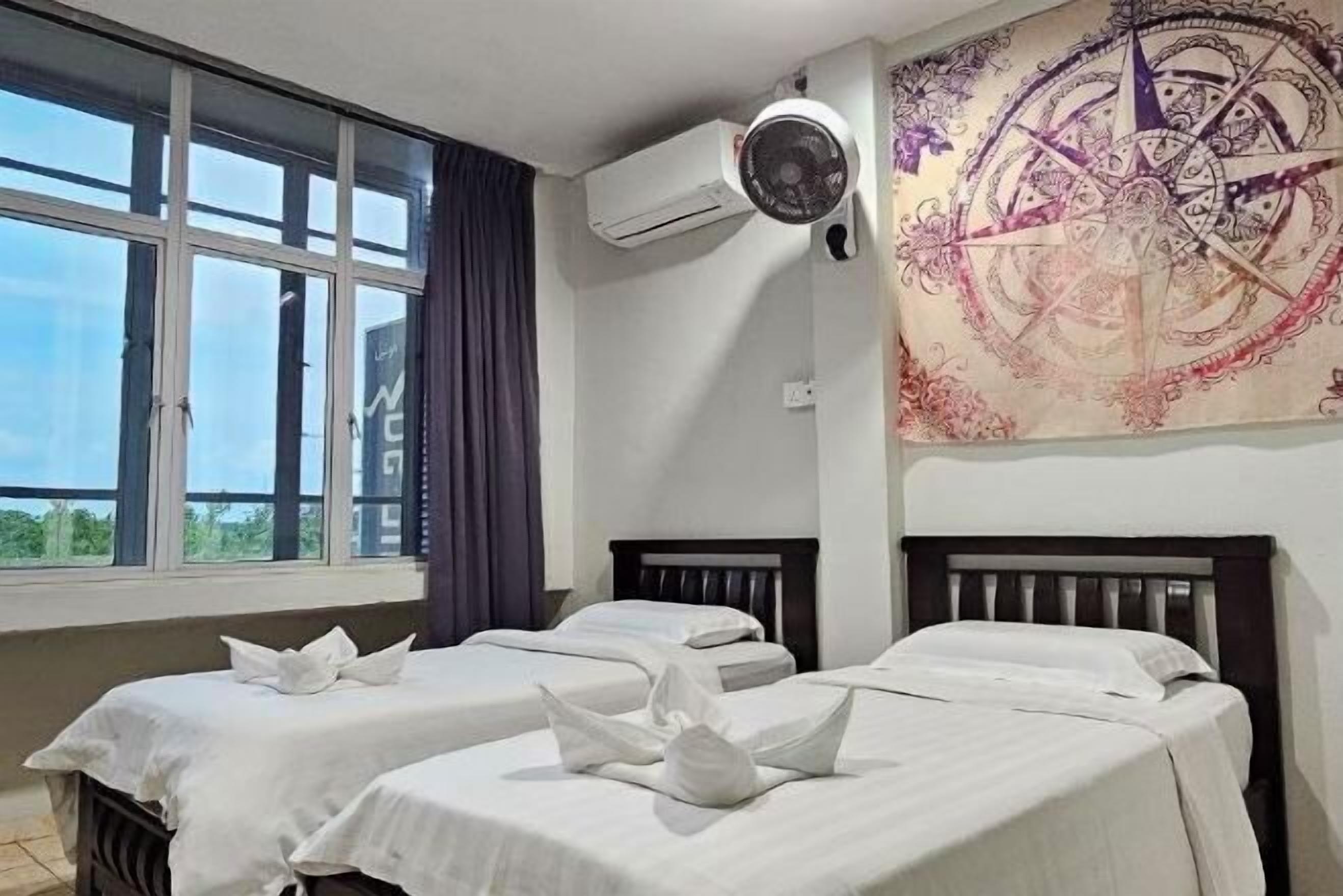 Escritorio, tabla de planchar con plancha y wifi gratis 