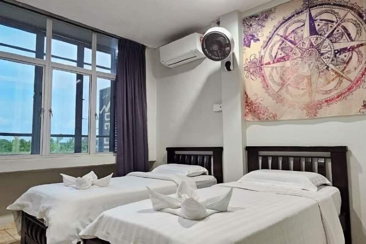 Escritorio, tabla de planchar con plancha y wifi gratis