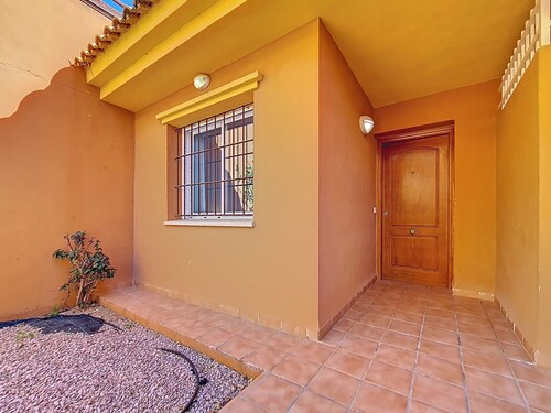 Bungalow w/private roof terrace and patio, free wifi, communal pool