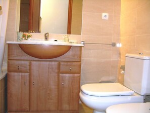 Bathtub, hair dryer, towels