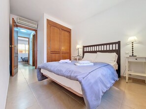 2 bedrooms, iron/ironing board, free WiFi, bed sheets