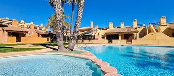 Bungalow w/private roof terrace and patio, free wifi, communal pool