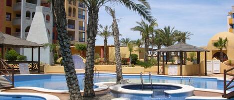 Een binnenzwembad, een buitenzwembad