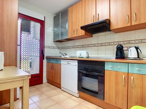 Een koelkast, een magnetron, een oven, een kookplaat