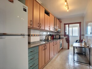 Een koelkast, een magnetron, een oven, een kookplaat