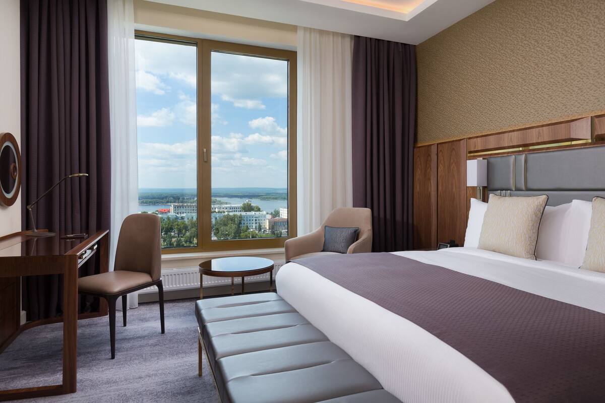 Deluxe tweepersoonskamer | Luxe beddengoed, een minibar, een kluis op de kamer, een bureau