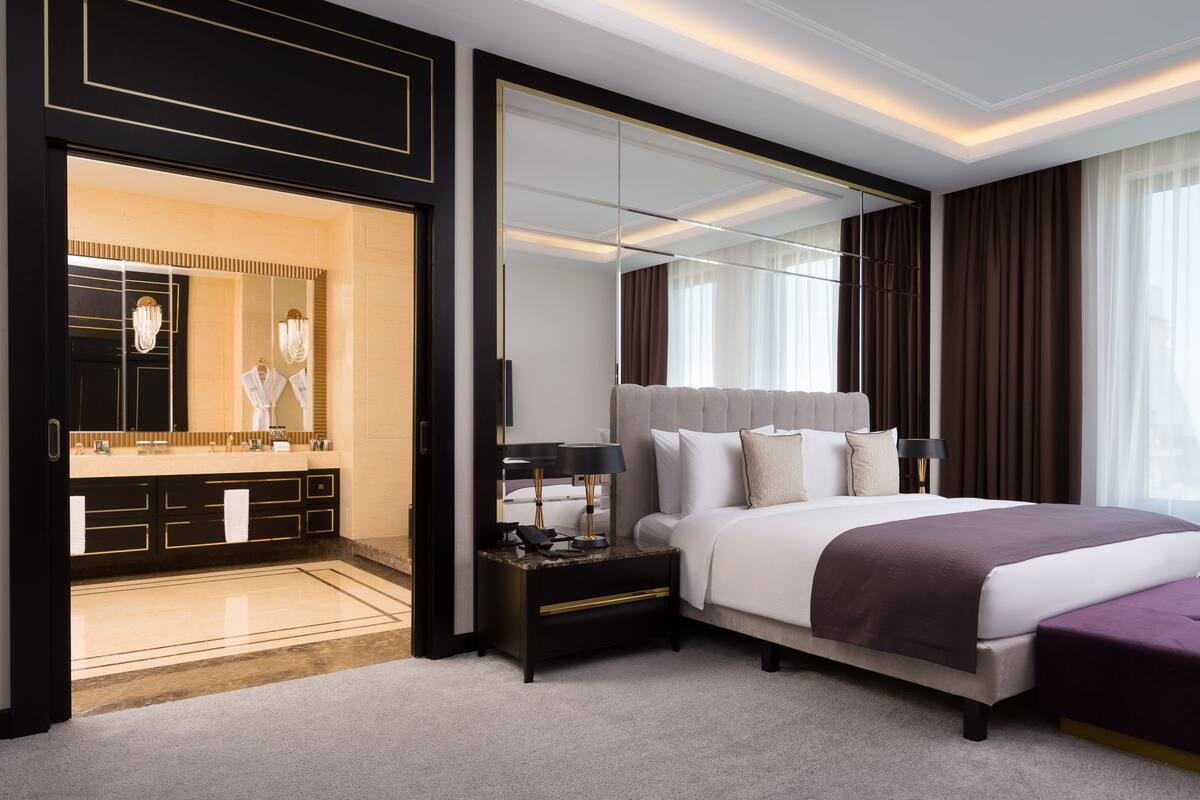 Royal suite | Luxe beddengoed, een minibar, een kluis op de kamer, een bureau