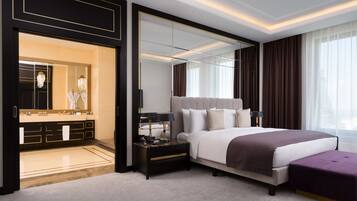Royal suite | Luxe beddengoed, een minibar, een kluis op de kamer, een bureau