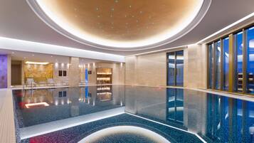 Kolam renang tertutup, kerusi lepak pantai