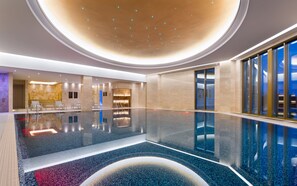 Piscine couverte, accès possible de 07 h 00 à 23 h 00, chaises longues 