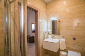 Bathtub, hair dryer, bidet, towels - Unique Villa Apartment with private pool and Sea Views - The Sea-Bank  (Marsaskala)
