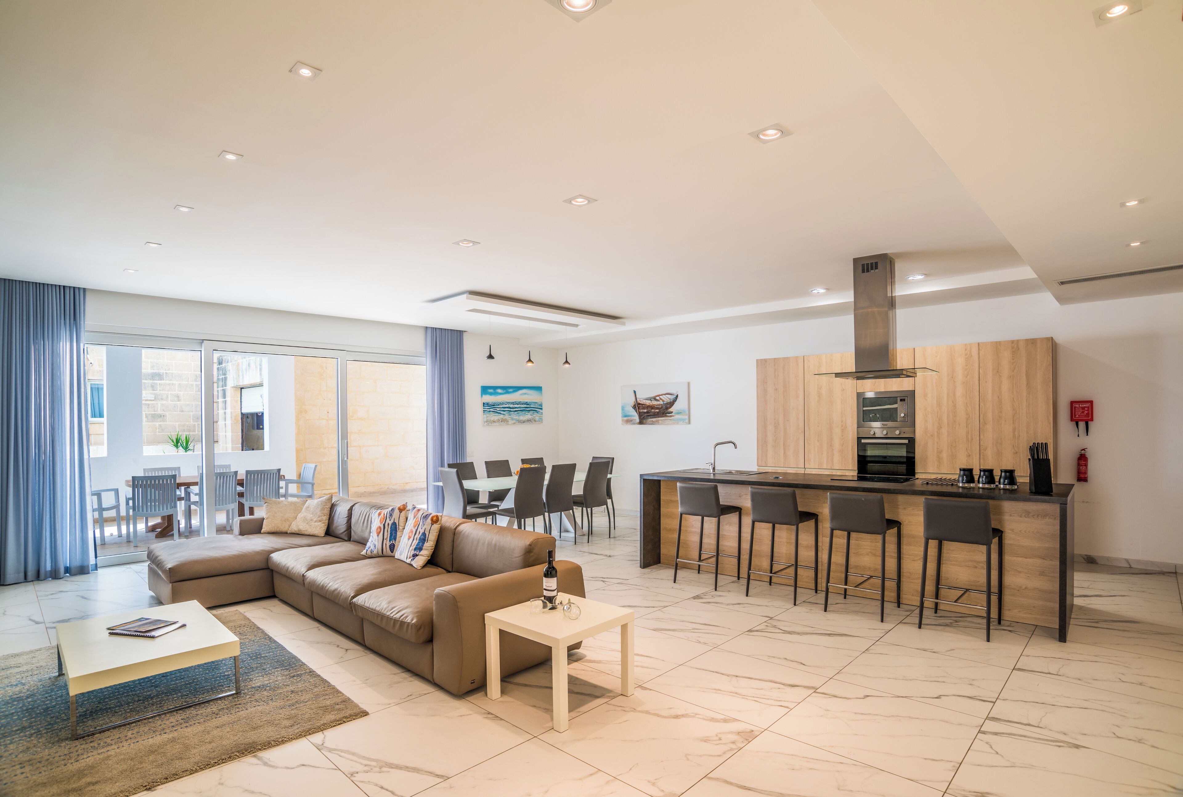 テレビ、卓球台