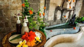 Perawatan tubuh, aromaterapi, dan pijat dengan batu panas