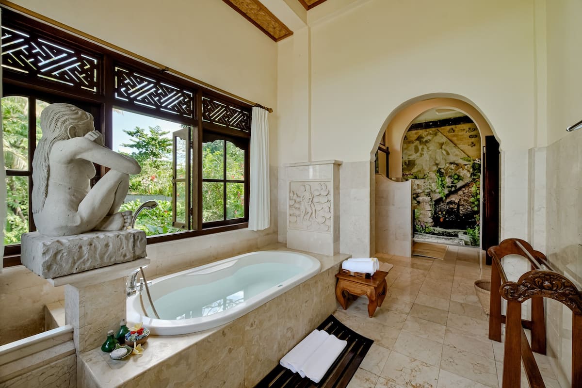 one bedroom suite | bathroom | combined shower/bathtub, deep-soaking bathtub, rainfall showerhead
