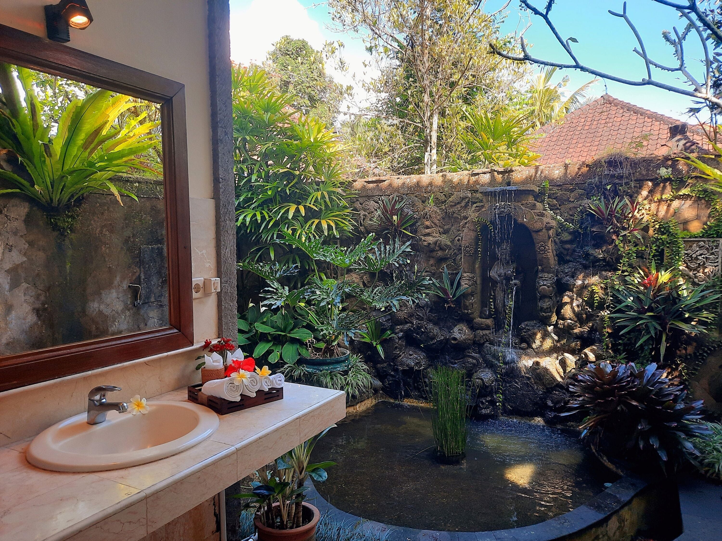 deluxe garden view | bathroom | combined shower/bathtub, deep-soaking bathtub, rainfall showerhead