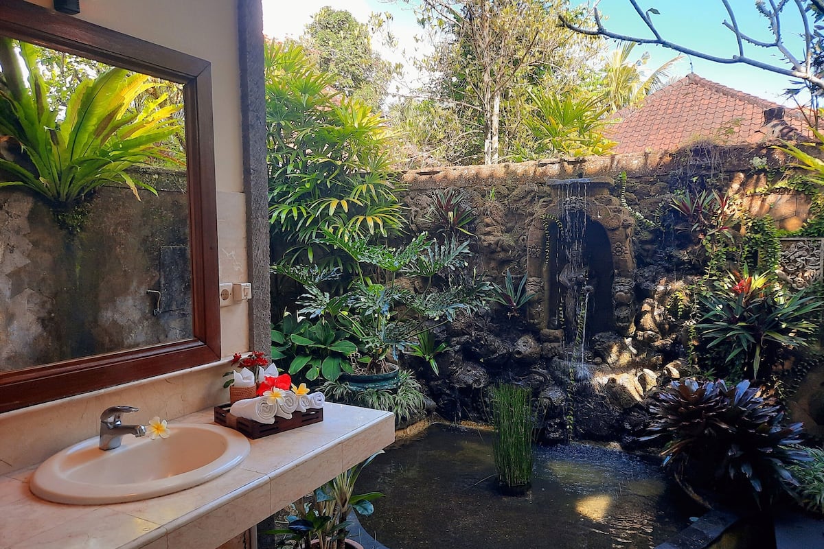 deluxe garden view | bathroom | combined shower/bathtub, deep-soaking bathtub, rainfall showerhead