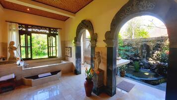 Habitación Deluxe, vistas al jardín | Baño | Ducha y bañera combinadas y bañera profunda