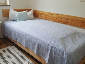 5 bedrooms, free WiFi, bed sheets