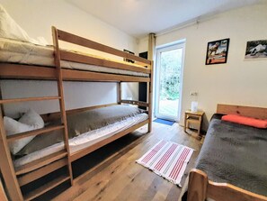 5 bedrooms, free WiFi, bed sheets