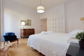 4 sovrum, värdeförvaringsskåp på rummet och skrivbord