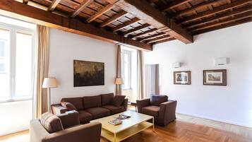 Smart-tv, bøger, stereoanlæg