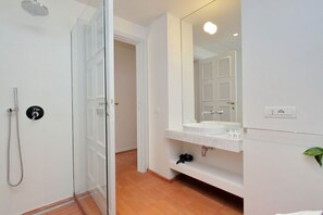 Shower, eco-friendly toiletries, hair dryer, bidet - Torre Vecchiarelli - apt 3 (Roma)