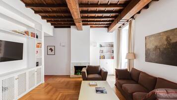 Smart-tv, bøger, stereoanlæg