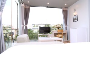 Habitación doble Deluxe, 1 cama King size, balcón | Minibar, caja de seguridad en la habitación, escritorio y wifi gratis