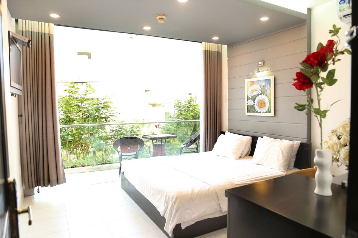 Superior Double Room, 1 Queen Bed, Balcony, City View | Minibar, in-room safe, desk, free WiFi
