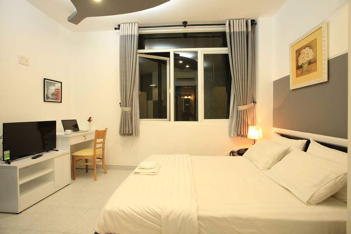Standard Double Room | Minibar, in-room safe, desk, free WiFi