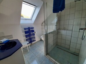 Een douche, een haardroger, handdoeken, zeep