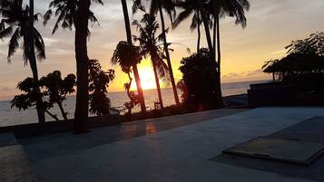 3 ulkouima-allasta, kuntouintiin soveltuva allas, aurinkovarjoja