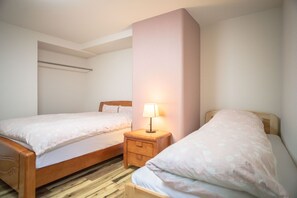 Cubrecamas, cortinas blackout y tabla de planchar con plancha 