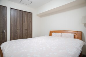 Cubrecamas, cortinas blackout y tabla de planchar con plancha 