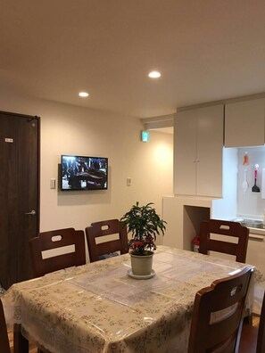 家庭公寓, 3 間臥室 ( M6 ) | 客廳 | LCD 電視