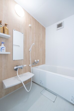 Apartamento família, 3 quartos ( M6 ) | Banheiro | Banheira e chuveiro separados, produtos de toalete grátis