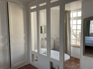 Appartement (Les Sœurs) | Badkamer | Gratis toiletartikelen, een haardroger, handdoeken, zeep