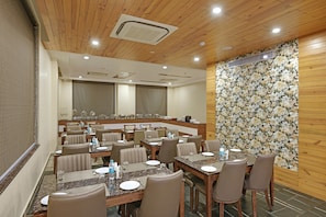 Desayuno continental (INR 250 por persona)