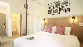 Deluxe Double Room | In-room safe, iron/ironing board, free WiFi, bed sheets